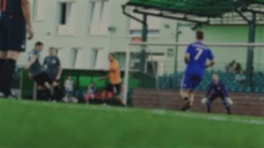 Topu onun tarafından eller ve net, futbol oyun, için arka plan bulanık kaleci yener