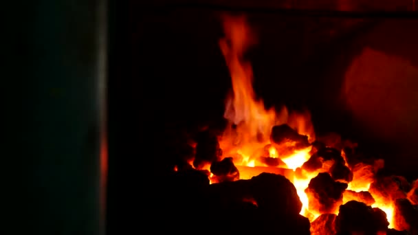 Rozžhavené kovové části v peci kovárna, kde hoří oheň, ohřev kovů, stithy — Stock video