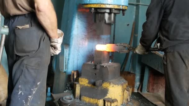 Twee smeden in de smithy maken een metalen deel voor machinebouw met een machine ruwijzer en smithy, forge, slow-motion — Stockvideo