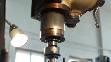 Metal bir makara, bir endüstri, makine, bir küçük işletme, endüstri, makine için bir makara bir delik delme makinesi matkaplar