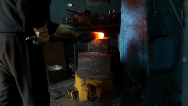 Ferreiro na forja forja forja uma peça de metal para engenharia mecânica, metal quente e escala, câmera lenta, ferreiro — Vídeo de Stock