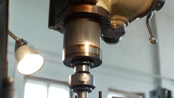 Una máquina perforadora perfora un agujero en una polea metálica, una industria, una polea para maquinaria, una pequeña empresa, una industria, una máquina — Vídeos de Stock