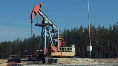 Bir petrol kuyusu pistonlu bir pistonlu pompa için Cross'taki sürücü