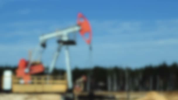 Pumpjack 在油井上提取石油, 背景模糊 — 图库视频影像