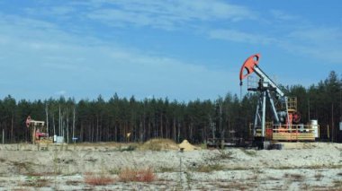 Bir petrol kuyusu, zaman atlamalı veya hızlandırılmış zaman pistonlu bir pistonlu pompa Cross'taki sürücü