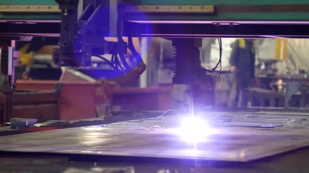 Plasmaschneiden von Metall auf einer modernen Lasermaschine, Nahaufnahme, Herstellung von Plasma-Metallschneiden, Fertigung — Stockvideo