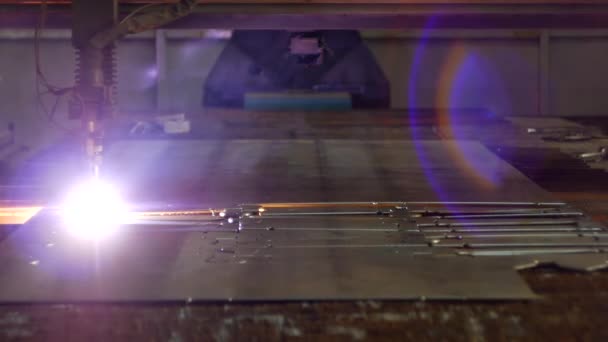 Plasma cutting of metal on an automatic laser machine, laser plasma cutting machine for cutting parts from metal, production, plasma — Stock Video