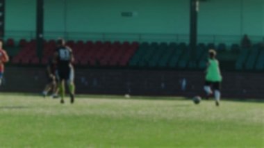 Futbol oyuncu ishal, hits belgili tanımlık ağ, topu için arka plan bulanık