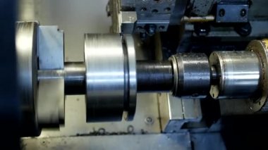 CNC Torna metal iş parçası kasnak, metal işleme, metal işleme-yakın çekim için modern Torna parçası ortaya çıkarır