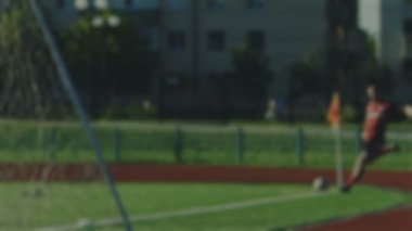 ölü top ve köşe vuruşunda futbol oyuncusu, için arka plan bulanık tarafından