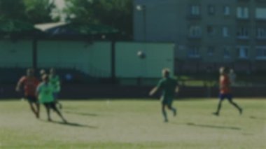 Futbol oyuncuları çalıştırın ve arka plan için bulanık bir topu