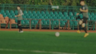 Futbol oyuncuları çalıştırın ve arka plan için bulanık bir topu