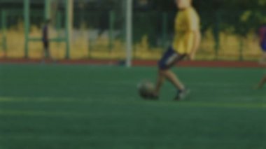 Futbol oyuncuları çalıştırın ve arka plan için bulanık bir topu