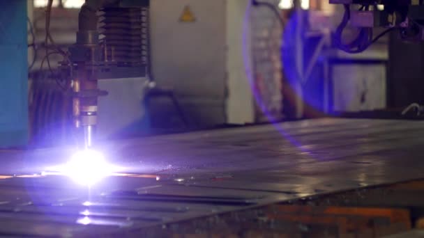 Plazmowe cięcie metalu na maszynie automatyczny laser, laserowe cięcie plazmowe do cięcia części z metalu, produkcja — Wideo stockowe