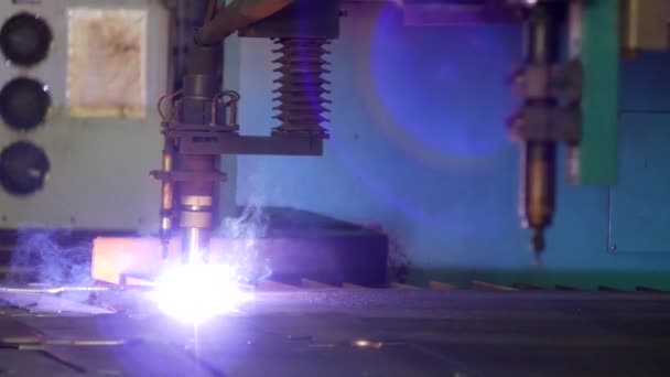 Taglio al plasma di metallo su una moderna macchina laser, primo piano, produzione di taglio di metalli al plasma, taglio di ferro — Video Stock