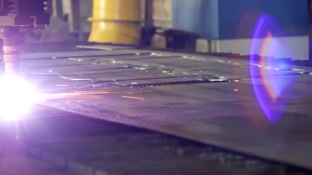 Plasmaschneiden von Metall auf einer modernen Lasermaschine, Nahaufnahme, Herstellung von Plasma-Metallschneiden, mechanische — Stockvideo