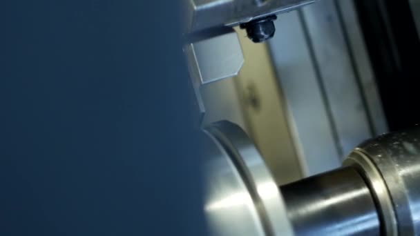 CNC draaibank trekt een deel van het metalen werkstuk katrol, moderne draaibank voor close-up, metaalverwerking, machine — Stockvideo