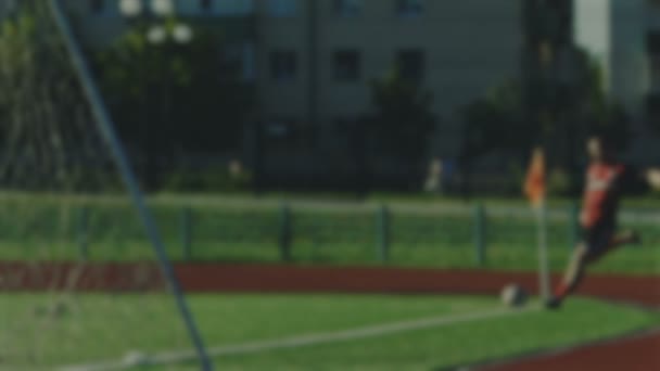 Bola morta e chute de canto pelo jogador de futebol, borrado para o fundo — Vídeo de Stock