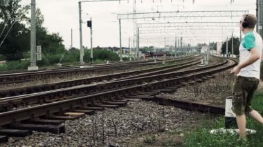 kulaklık ve inattentively müzik adam çarpılar bir tren veya demiryolu, hayatı tehdit edici