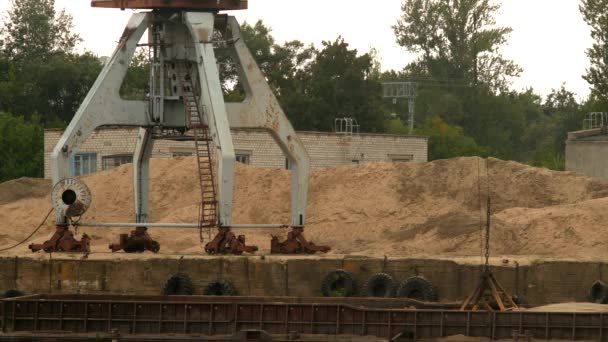 Портовый грузовой кран добывает речной песок, производство — стоковое видео