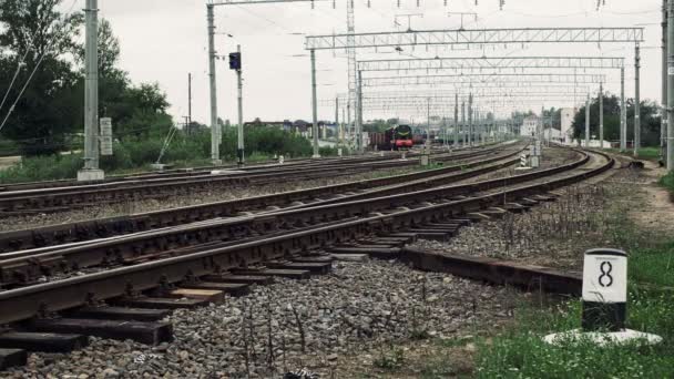 Tipo con auriculares cruza un ferrocarril o ferrocarril en el lugar equivocado, amenazando la vida — Vídeos de Stock