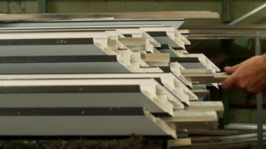 Windows üretim pvc, Erkek işçi ekler bir metal profil plastik profil pvc, yakın çekim, sanayi