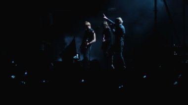 vokalist ve gitarist rock konseri, müzik festivali sırasında sahne alanı'nda gerçekleştirmek