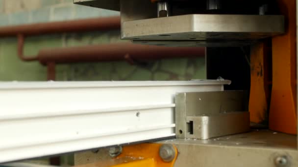 Productie en fabricage van pvc ramen, pvc raamkozijn is gelegen in de machine voor het solderen van de hoeken van het pvc-profiel, close-up — Stockvideo