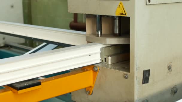 Produção e fabricação de janelas de pvc, moldura de janela de pvc está localizado na máquina para soldar os cantos do perfil de pvc, close-up, solda, máquina-ferramenta — Vídeo de Stock