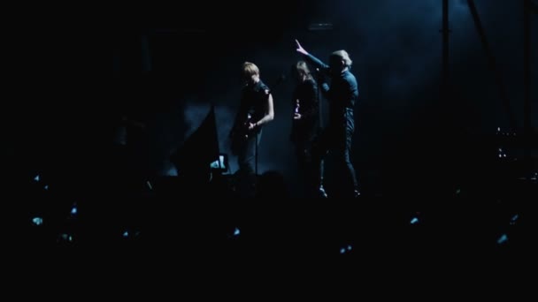 Vocalista y guitarristas actúan en el escenario durante el concierto de rock, festival de música — Vídeos de Stock