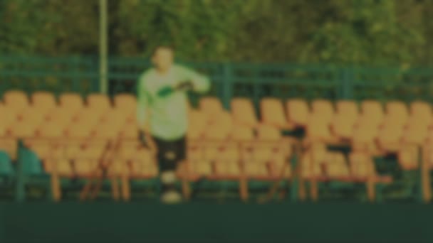 Brankář vyvolá v fotbalový míč od nohy, rozostřené pozadí — Stock video