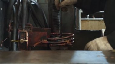 Çalışma uzmanı hazırlar ve iş, yakın çekim, metal işleme başlamadan önce ekipman sertleştirme ve ısıl işlem, metal parçalar için ayarlar