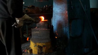 Demirhane demirci makine mühendisliği, sıcak metal ve ölçek, ağır çekim için metal bir parça uydurandan, kurma