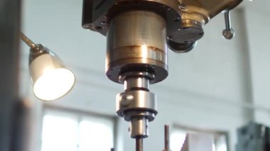 Metal iş parçası kasnak, yakın çekim, sanayi, üretim kasnak, yakın çekim delme makinesi ile bir delik delme