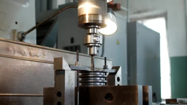 Boren van een gat met een boormachine in een metalen werkstukkatrol, close-up, industrie, productie katrol — Stockvideo