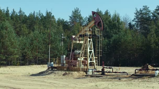 Äldsta Pumpjack på en oljekälla nära skogen i Ryssland — Stockvideo