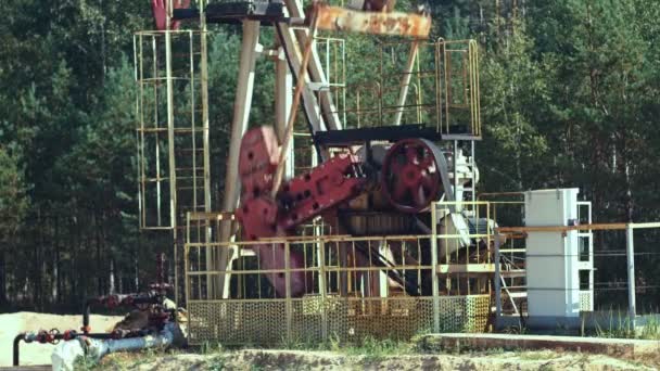 The overground drive for a reciprocating piston pump in an oil well — Stock Video