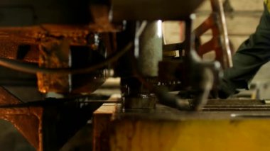 işçi kesme metal üretim otomatik makine aleti, metal kesme, yakın-up üzerinde çalışmaktadır