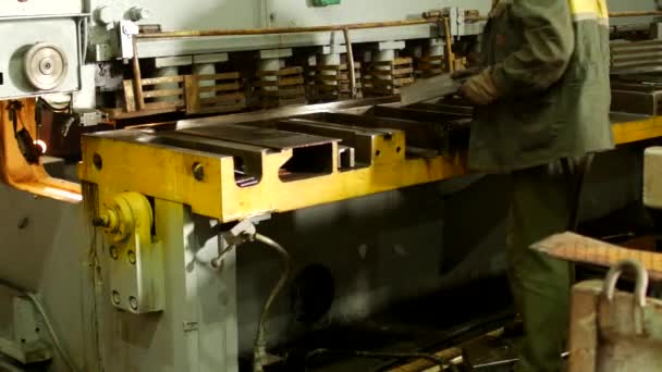 Pracovník se zabývá řezání kovu na produkci automatických obráběcích strojů, obrábění kovů, stroj — Stock video