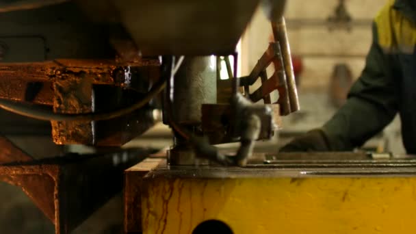 El trabajador se dedica al corte de metal en la máquina herramienta automática de producción, corte de metal, primer plano — Vídeo de stock