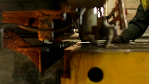 Рабочий занимается резкой металла на производстве автоматический станок, резка металла, инструмент — стоковое видео