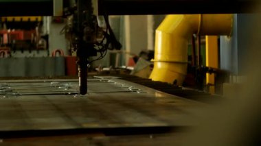 Plazma kesme metal bir otomatik lazer makine üzerinde lazer plazma kesme makinesi kesme bölümleri metal, üretim, sanayi '