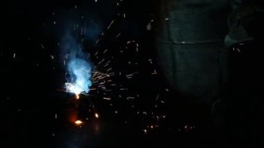Metal parçaların kaynak, bir sürü yol açtı ve duman, yakın çekim, sanayi, uyuşuk