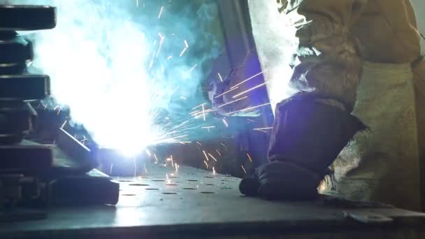 Svářeč svary kovových dílů, svařování kovů, průmyslu a průmyslu, detail, pomalý pohyb — Stock video