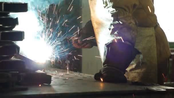 Welder welds metal parts, metal welding, industry and industry, close-up, slow motion — Stock Video