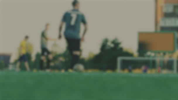 Fotbaloví hráči běžet a střílet míč, rozostřené pozadí — Stock video