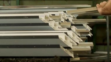 Windows üretim pvc, Erkek işçi metal profil plastik profil pvc, yakın çekim, pvc profil ekler