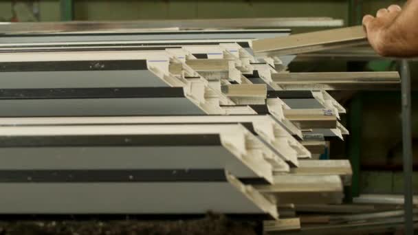 Productie van windows pvc, mannelijke werknemer wordt ingevoegd een metalen profiel in de kunststof profiel pvc, close-up, pvc profiel — Stockvideo