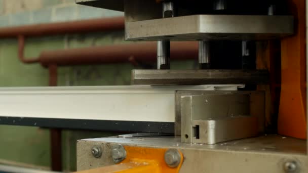 Productie en fabricage van pvc ramen, pvc raamkozijn is gelegen in de machine voor het solderen van de hoeken van het pvc profiel, close-up, solderen, bench — Stockvideo