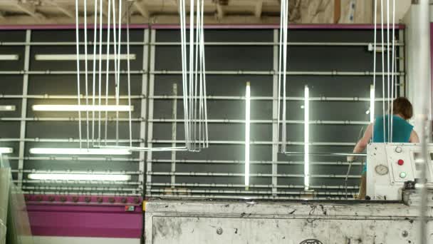 Γραμμή παραγωγής και παρασκευής των διπλά τζάμια στα παράθυρα και παράθυρα από Pvc, ένα τμήμα της παραγωγής με μια γραμμή για πλύσιμο και στέγνωμα ποτήρι για την περαιτέρω συναρμολόγηση το μονωτικό μονάδα γυαλιού, — Αρχείο Βίντεο